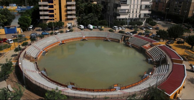 13/09/2019 - La plaza de toros de Orihuela (Alicante) se convierte en una piscina tras el paso de las lluvias torrenciales. / REUTERS - JON NAZCA