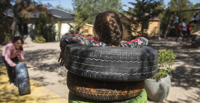 Una niña jugando en la escuela El Dragón. FERNANDO SÁNCHEZ.