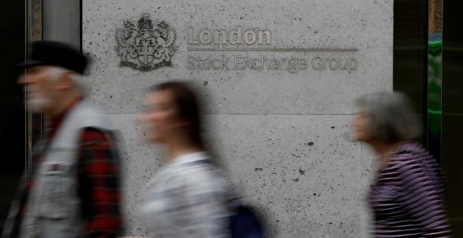 Varias personas pasan por delante del edificio de la Bolsa de Londres (London Stock Exchange, LSE), en la City de Londres. REUTERS/Peter Nicholls
