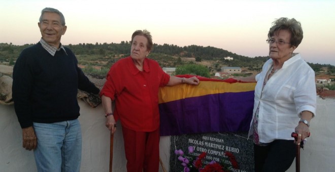 Quico, Amada y Esperanza Martínez, en 2015, posan en el lugar donde fue enterrado su padre, Nicolás. / AGE