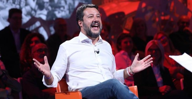 El líder de la ultraderechista Liga, Matteo Salvini, en el programa de Rete4 'Dritto e rovescio', dirigido por el periodista italiano Paolo Del Debbio en Milán, Italia.-EFE