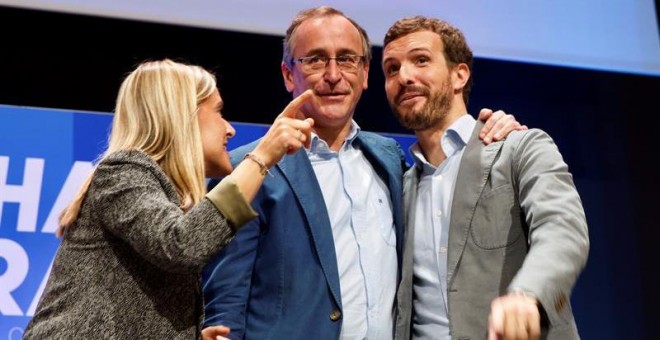 El presidente del PP, Pablo Casado (d), y el líder de los populares vascos, Alfonso Alonso (c), y la secretaria general del PP Vasco, Amaya Fernández (i), durante la clausura este sábado en Vitoria de la Convención del PP vasco. EFE/David Aguilar