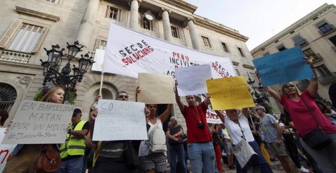 14/09/2019.- Medio millar de vecinos y comerciantes de varios barrios de Barcelona se manifiestan esta tarde en contra de la inseguridad que aseguran que se vive en la ciudad desde hace años. EFE/Alejandro García