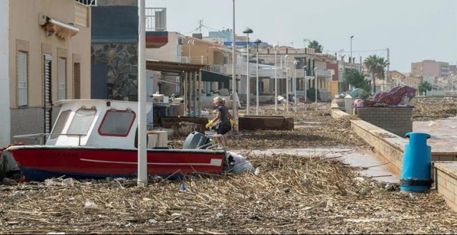 15/09/2019.- Aspecto que presentaba esta mañana el paseo marítimo de Los Nietos (Cartagena) tras las inundaciones causadas por las fuertes lluvias caídas en los últimos días en la Región de Murcia.EFE/Marcial Guillén