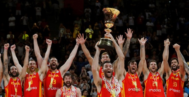 El alero de la selección española de baloncesto Rudy Fernández (c) y sus compañeros. EFE/Juan Carlos Hidalgo