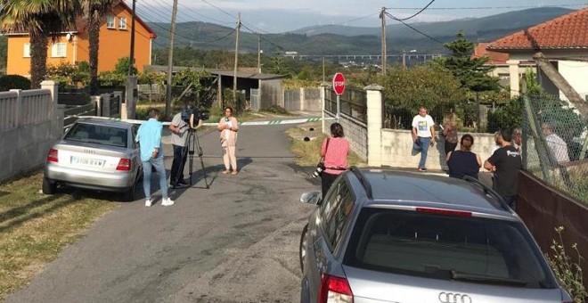 Vista de la zona precintada por el triple crimen cometido en la mañana de este lunes en la parroquia de Cordeiro de Valga (Pontevedra), donde la Guardia Civil ha detenido a un hombre por matar presuntamente a tiros a su expareja, a su exsuegra y a su excu