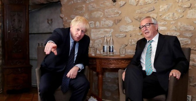 Boris Johnson y Jean-Claude Jucker, en Luxemburgo este lunes. REUTERS/Yves Herman