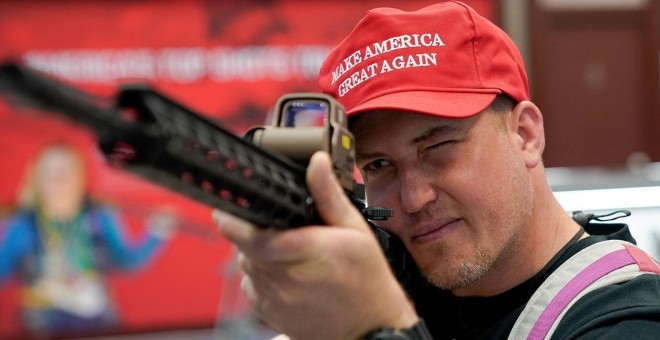 21/04/2019 - Un asistente a la Convención Anual de la Asociación Nacional del Rifle (ANR) con un rifle semiautomático. / REUTERS - BRYAN WOOLSTON