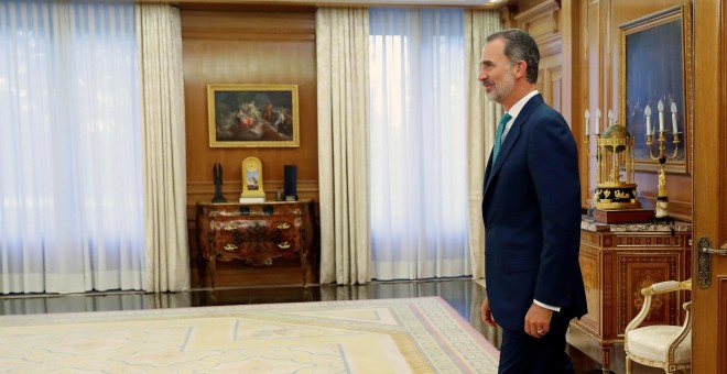 El rey Felipe VI momentos antes de recibir a la presidenta del Congreso, Meritxell Batet, en el Palacio de la Zarzuela para preparar la ronda de consultas con los partidos políticos. EFE/Chema Moya