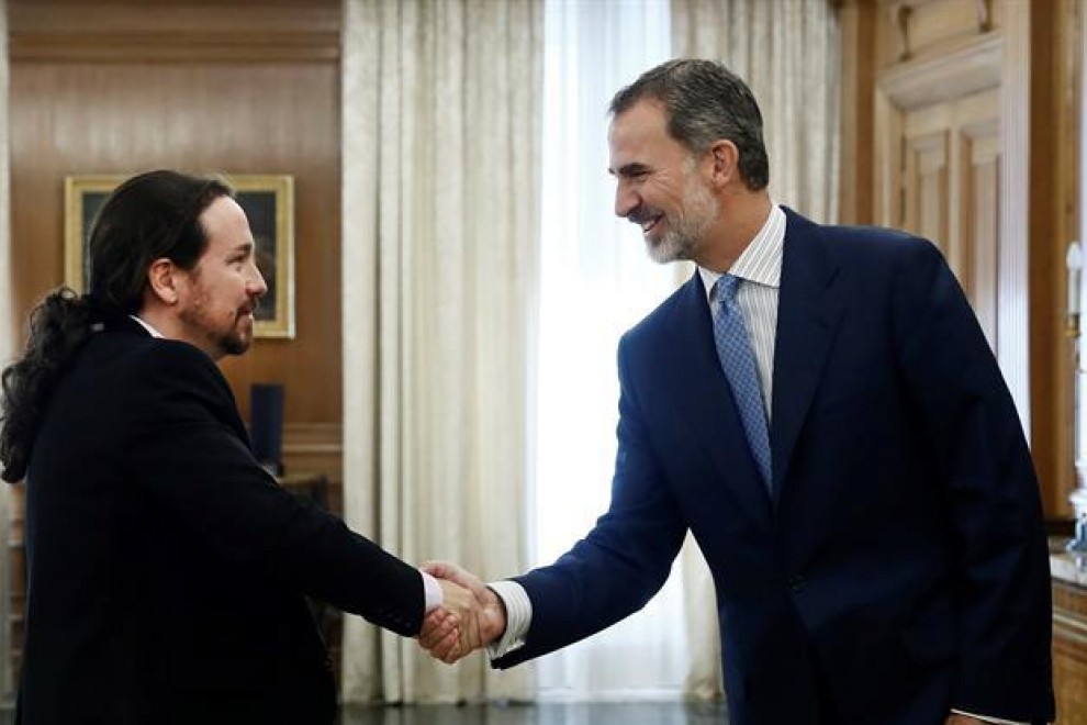 El rey Felipe VI recibe en audiencia al líder de Unidas Podemos Pablo Iglesias, en la segunda jornada de la ronda de consultas sobre la investidura de Pedro Sánchez. /EFE