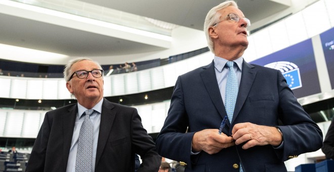 El presidente de la Comisión Europea, Jean-Claude Juncker, y el negociador de la UE para el brexit, Michel Barnier, en el debate en el Parlamento Europeo sobre la salida del Reino Unido de la UE. EFE/EPA/PATRICK SEEGER