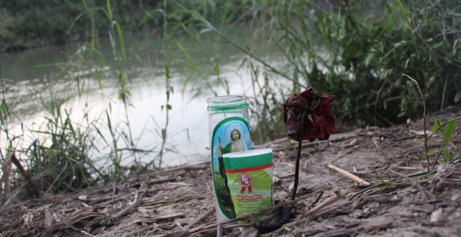 Fotografía de una veladora en la orilla del Río Bravo.- EFE