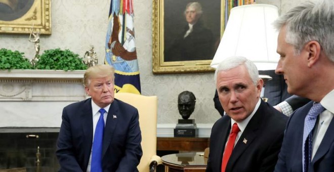 Donald Trump con su vicepresidente Mike Pence y Robert O'Brien en primer término. (REUTERS)