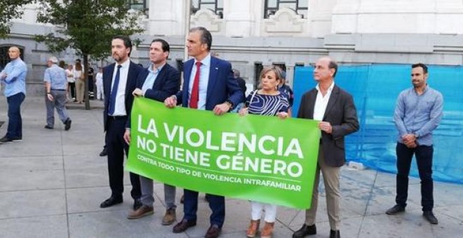 La delegación de Vox, con Ortega Smith, con la pancarta en el Ayuntamiento de Madrid este jueves. EUROPA PRESS