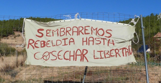 19/09/2019 - Cartel que enuncia 'sembraremos rebeldía hasta cosechar libertad' en el huerto de Fraguas.