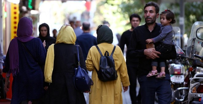 Varias mujeres con velo por las calles de Teherán, la capital de Irán. REUTERS/Nazanin Tabatabaee/WANA (West Asia News Agency)