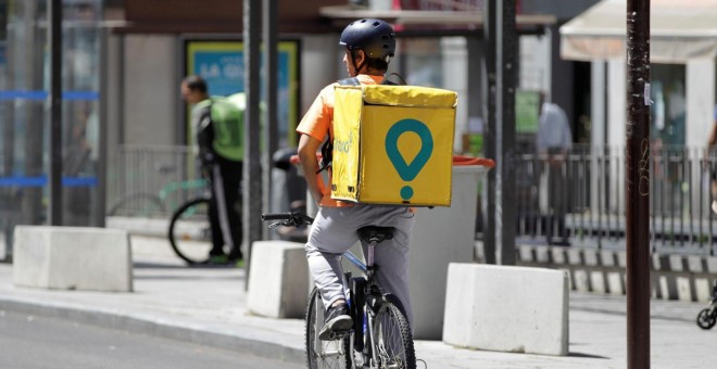 30/05/2019 - Un repartidor en bicicleta por las calles de Madrid./ EFE