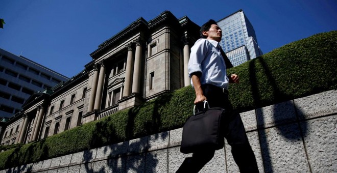 Un hombre pasa junto al edificio del Banco de Japón, en Tokio. REUTERS/Kim Kyung-Hoon