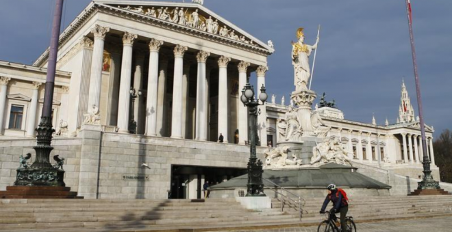 27/01/2016 - Un ciclista pasa por delante del Parlamento austriaco en Viena, Austria, en una imagen de archivo. / REUTERS - HEINZ - PETER BADER