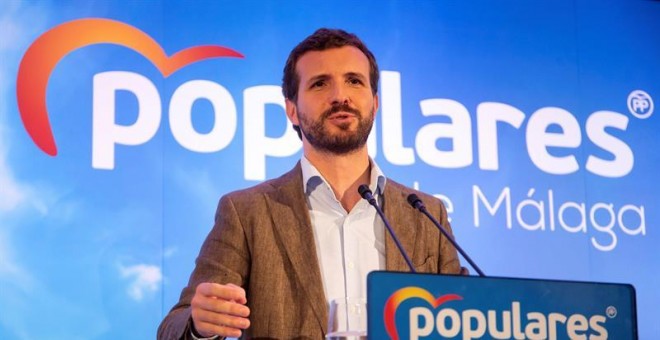 El presidente del Partido Popular (PP), Pablo Casado, ha asegurado hoy que él “no podría dormir tranquilo si hubiera pactado con Bildu”, en referencia al acuerdo de gobierno del PSOE en Navarra, y que tampoco “podría mirar a los ojos” a los familiares de