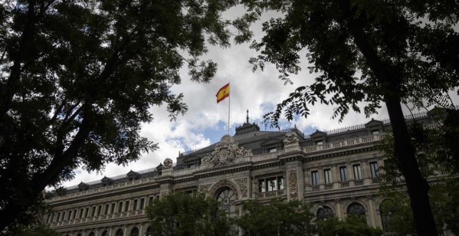 Una bandera de España ondea sobre el Banco de España, en madrid. REUTERS/Andrea Comas