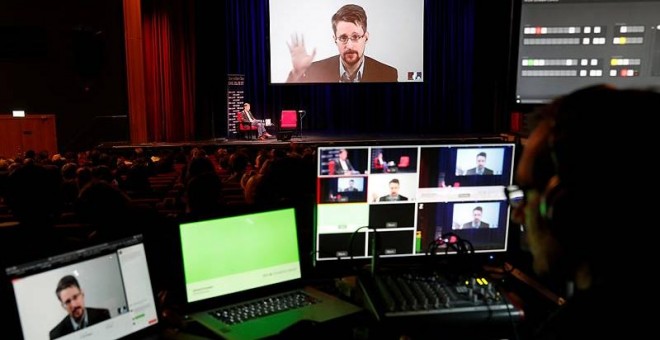 Edward Snowden presenta su libro desde Moscú mediante videoconferencia en Berlín. Reuters