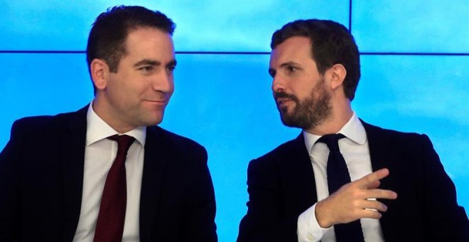 El presidente del Partido Popular Pablo Casado (d), y el secretario general Teodoro García Egea, durante la reunión del Comité Ejecutivo Nacional reunido esta mañana en la sede madrileña de la calle Génova. EFE/Fernando Alvarado