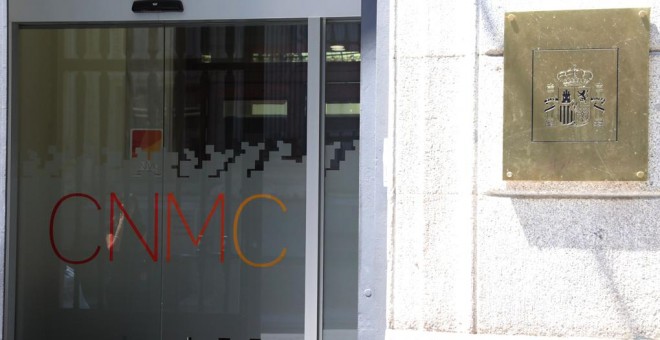 Puerta principal de la Comisión Nacional de los Mercados y la Competencia (CNMC) en Madrid. E.P./Marta Fernández