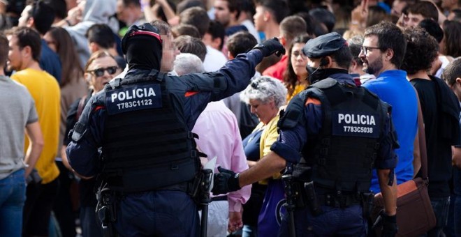 23/09/2019- Mossos d'Esquadra controlan a la multitud que se ha congregado ante el domicilio en el que agentes de la Guardia Civil llevan a cabo un registro en Sabadell (Barcelona) / EFE