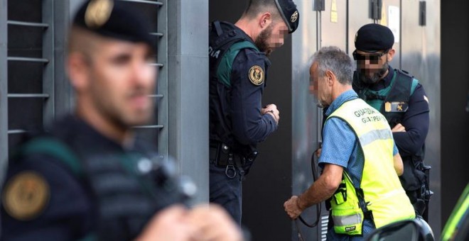 23/09/2019.- Registro que los agentes de la Guardia Civil han llevado a cabo este lunes en la vivienda sita en la calle Antoni Cusido de Sabadell (Barcelona), perteneciente a una de las nueve personas detenidas este lunes en Cataluña, vinculadas a los Com