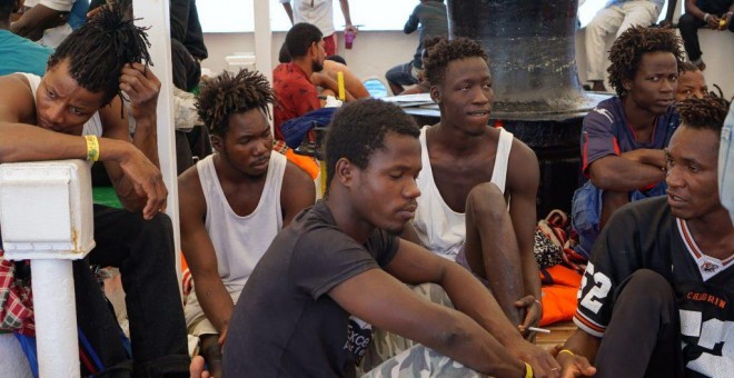 Migrantes en el barco Open Arms