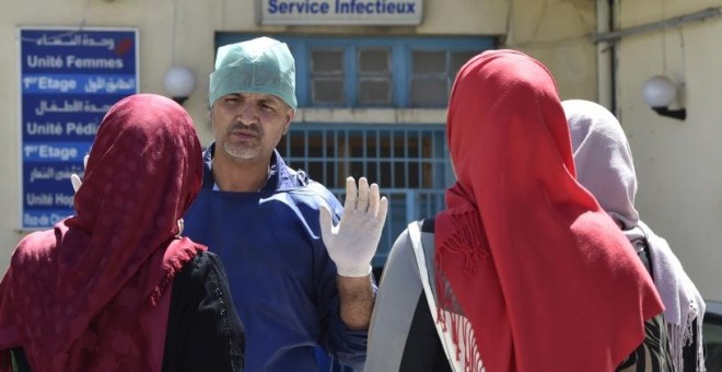 28/08/2018 - Un doctor hablando con dos mujeres a las puertas de un hospital de Argelia, en una imagen de archivo. / AFP - RYAD KRAMDI