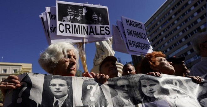 Manifestación de víctimas del franquismo frente al Tribunal Supremo.- REUTERS