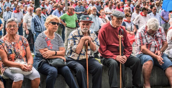 Imagen de una de las concentraciones del movimiento de pensionistas de Bizkaia ante el Ayuntamiento de Bilbao para reclamar 'unas pensiones dignas'. EFE/JAVIER ZORRILLA