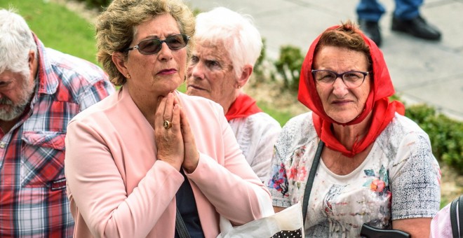 Mujeres participantes en una de las concentraciones del movimiento de pensionistas de Bizkaia ante el Ayuntamiento de Bilbao para reclamar 'unas pensiones dignas'. EFE/JAVIER ZORRILLA