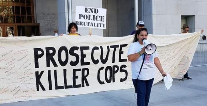 24/09/2019 - Valerie Rivera participa en una protesta contra las actuaciones policiales en California tras la muerte de su hijo, Eric Rivera, en junio de 2017