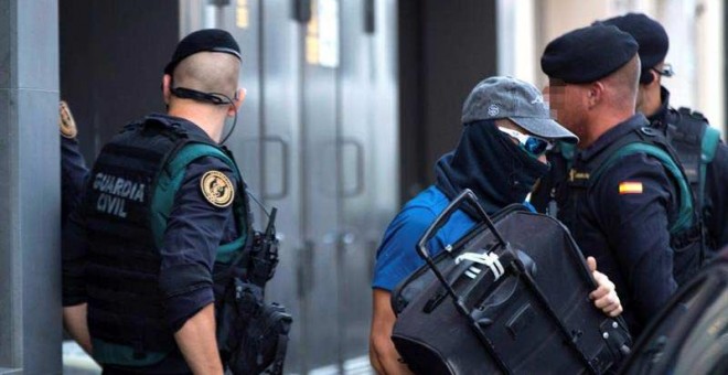 Registro que los agentes de la Guardia Civil realizaron el lunes en una vivienda de Sabadell durante la operación contra los CDR. (EFE)