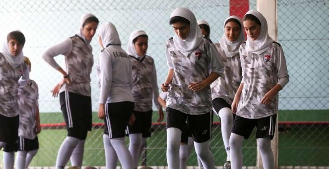 Un grupo de mujeres entrena en un centro deportivo de Teherán, la capital de Irán. (REUTERS)