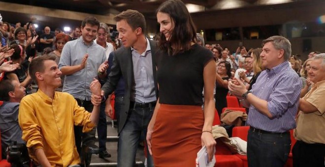 El portavoz de Más Madrid en el Parlamento regional madrileño, Íñigo Errejón (c), junto a la coportavoz del grupo, Rita Maestre, este miércoles, a su llegada a la asamblea convocada por el partido para concretar los detalles de su participación en las ele