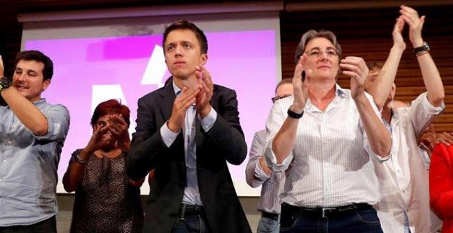 Íñigo Errejón aplaude junto a otros miembros de su partido tras anunciar su candidatura a las elecciones generales. (BALLESTEROS | EFE)