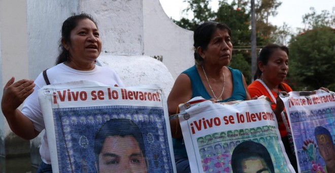 Madres de tres de los 43 estudiantes desaparecidos de Ayotzinapa, en una protesta el pasado 23 de septiembre de 2019.EFE/ Francisca Meza