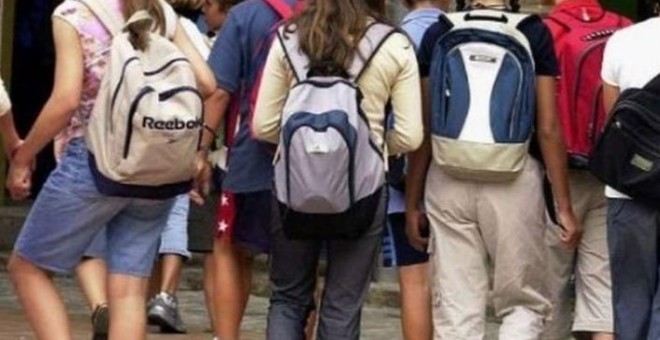 Jóvenes entrando en un instituto / EFE