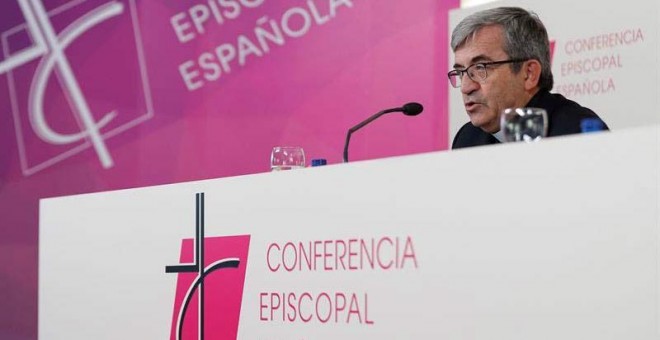 El secretario general y portavoz de la Conferencia Episcopal Española (CEE) y obispo auxiliar de Valladolid, Luis Argüello, atiende a los medios de comunicación. (EFE)