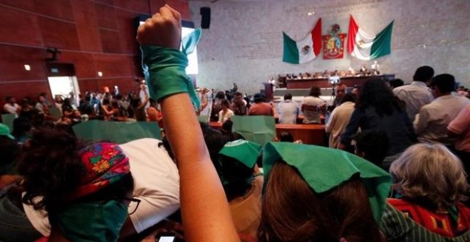 Una manifestante proaborto levanta el puño durante una sesión del congreso local mientras los legisladores votan la medida.- REUTERS / JORGE LUIS PLATA