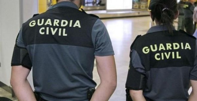 Imagen de unos agentes de la Guardia Civil en el aeropuerto de Madrid-Barajas. EFE