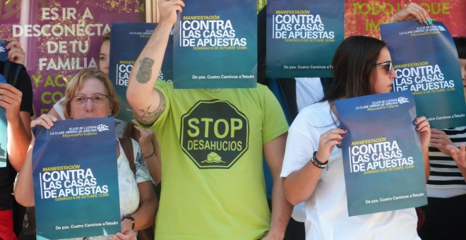 Convocantes de la manifestación muestran los carteles de la protesta convocada para el 6 de octubre. /MARÍA DUARTE