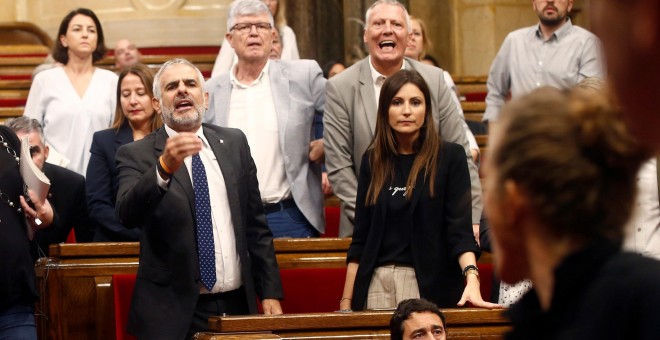 26/09/2019.- El diputado de Ciudadanos Carlos Carrizosa (i) durante la tensa bronca entre diputados independentistas y la bancada de Ciudadanos en el Parlament. / EFE - QUIQUE GARCÍA