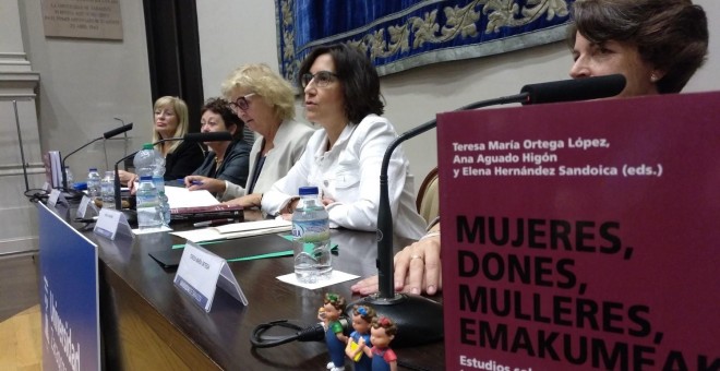 25-09-19 -. Mary Nash, junto a las historiadoras Elena Hernández Sandoica, Ana Aguado, Teresa María Ortega y Ángela Cenarro este miércoles en Zaragoza. / EDUARDO BAYONA