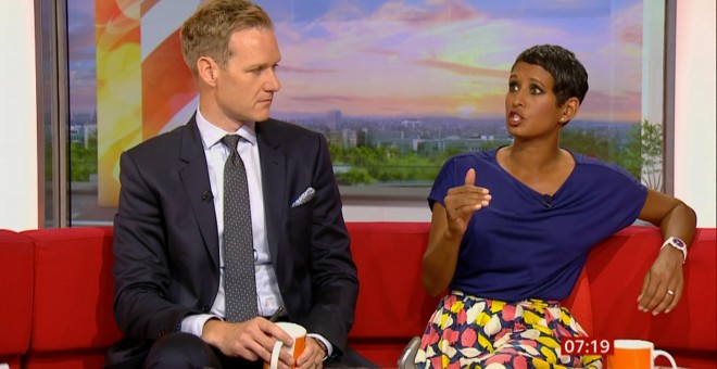 La presentadora Naga Muschetty y su compañero, Dan Walker, en el plató del programa de la BBC ' Breakfast'.