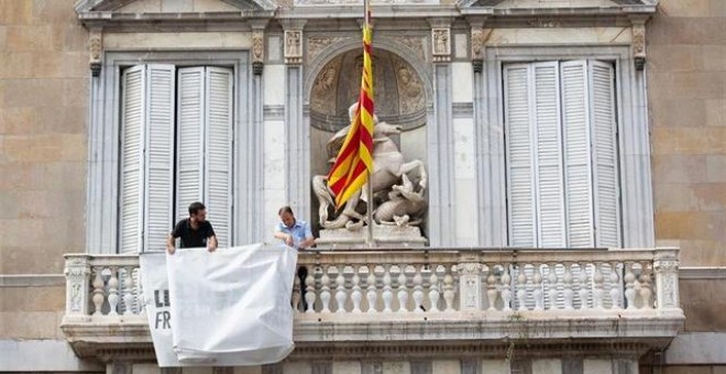 27/09/2019 - Retiran la pancarta con el lazo de la fachada de la Generalitat. / EUROPA PRESS - DAVID ZORRAKINO